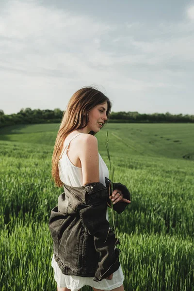 Tânăra Fată Elegantă Rochie Albă Denim Jacket Holding Stalk Green — Fotografie, imagine de stoc