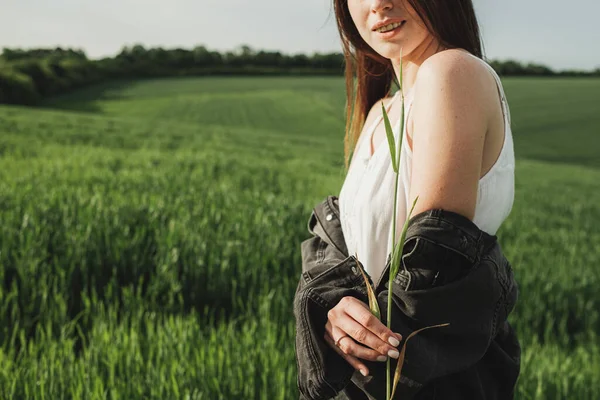 Fiatal Stílusos Lány Fehér Ruha Denim Jacket Holding Stalk Green — Stock Fotó