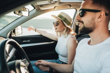 Mutlu Genç Çift Arabalarında Oturuyor Keyifli Yolculuklar, Seyahat ve Macera Konsepti
