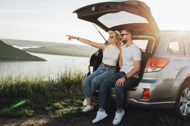 Erkek ve Kadın Arabada Rahatlıyor Keyifli Hafta sonu Yolculuğu, Seyahat ve Macera Konsepti