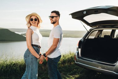 İki Genç ve Mutlu Gezgin Araba Kanyonu 'nun keyfini çıkarın.