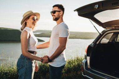 İki Genç ve Mutlu Gezgin Araba Kanyonu 'nun keyfini çıkarın.