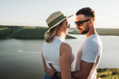 İki genç ve mutlu gezgin Kanyon 'un yanında sarılıyor.