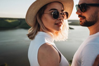 İki genç ve mutlu gezgin Kanyon 'un yanında sarılıyor.