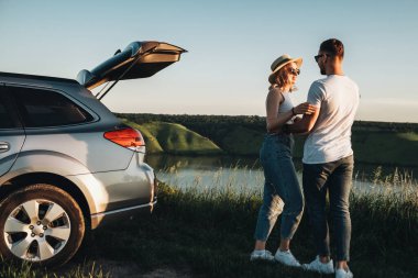 İki Genç ve Mutlu Gezgin Araba Kanyonu 'nun keyfini çıkarın.