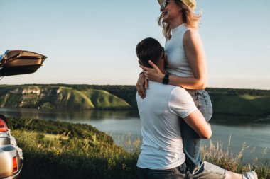 İki Genç ve Mutlu Gezgin Araba Kanyonu 'nun keyfini çıkarın.