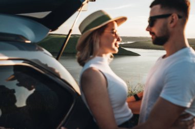 İki Genç ve Mutlu Gezgin Araba Kanyonu 'nun keyfini çıkarın.