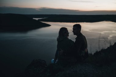 Sunset 'te Kanyon' un yanında iyi vakit geçiren iki genç ve mutlu gezgin.