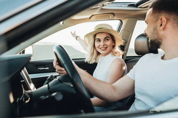 Feliz Pareja Joven Sentada Dentro Coche Disfrutando Viaje Por Carretera —  Fotos de Stock