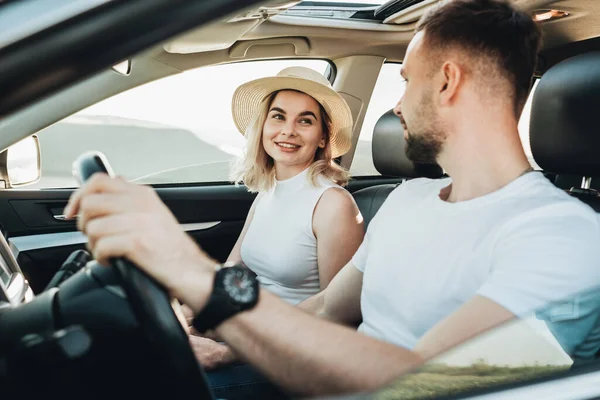 Feliz Pareja Joven Sentada Dentro Coche Disfrutando Viaje Por Carretera —  Fotos de Stock