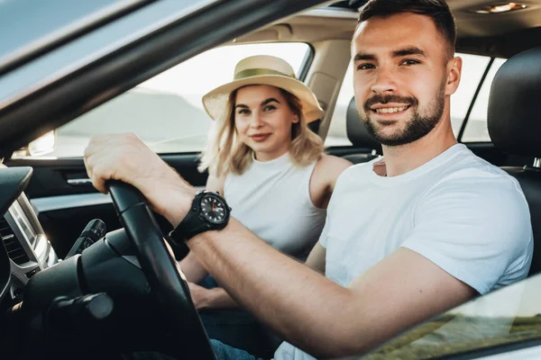 Feliz Pareja Joven Sentada Dentro Coche Disfrutando Viaje Por Carretera —  Fotos de Stock