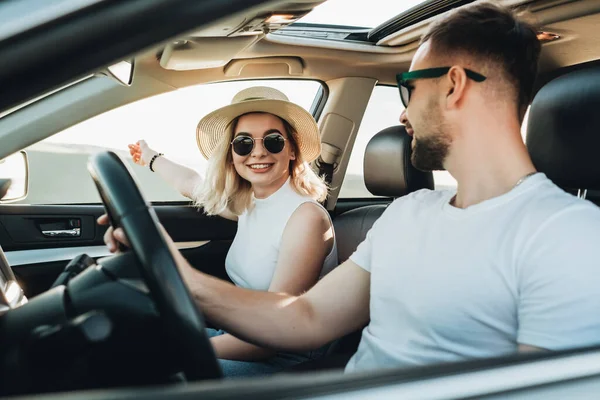 Onnellinen Nuori Pari Istuu Autonsa Sisällä Nauttien Road Trip Matka — kuvapankkivalokuva