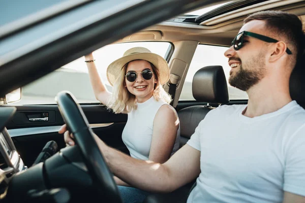 Feliz Pareja Joven Sentada Dentro Coche Disfrutando Viaje Por Carretera —  Fotos de Stock