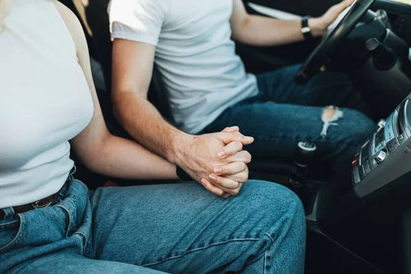Jovem Casal Feliz Sentado Dentro Seu Carro Desfrutando Viagem Rodoviária — Fotografia de Stock
