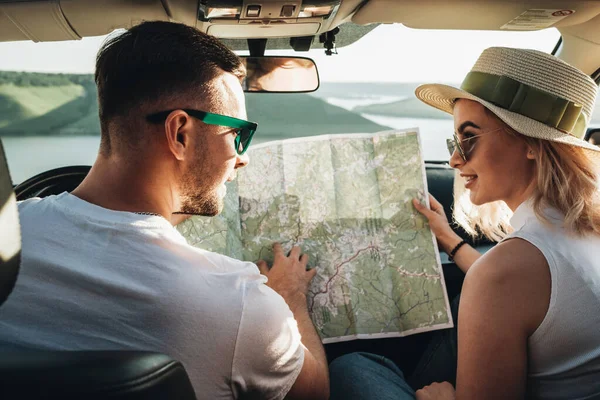 Feliz Joven Pareja Sentada Dentro Coche Hombre Mujer Utilizando Mapa —  Fotos de Stock