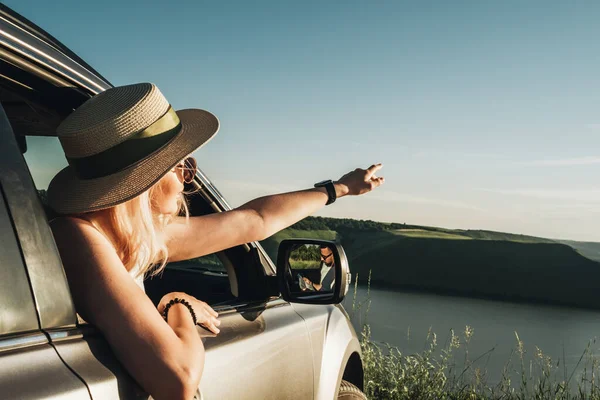 Beautiful Traveler Girl Enjoy Road Trip Car Canyon — Stock Photo, Image