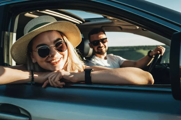 Onnellinen Nuori Pari Istuu Autonsa Sisällä Nauttien Road Trip Matka — kuvapankkivalokuva