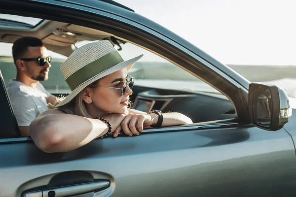 Щаслива Молода Пара Сидить Всередині Свого Автомобіля Насолоджуючись Дорожньою Поїздкою — стокове фото