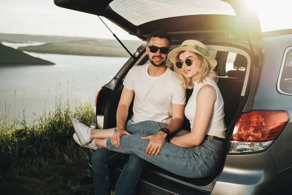 Hombre Mujer Relajándose Dentro Del Maletero Del Coche Disfrutando Viaje —  Fotos de Stock