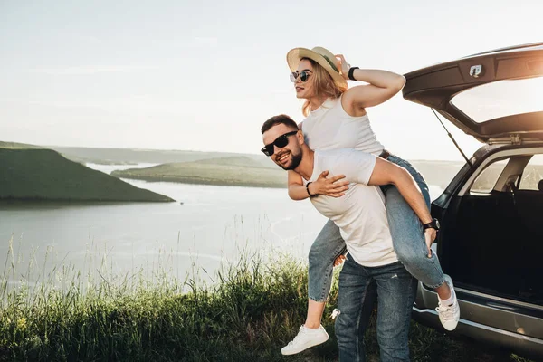 Dois Jovens Felizes Viajantes Desfrute Viagem Carro Perto Canyon — Fotografia de Stock