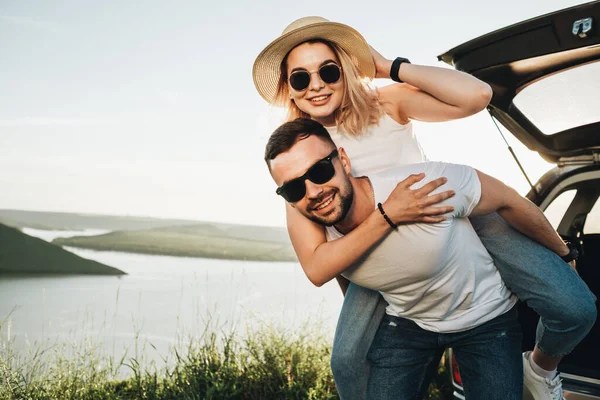 Dois Jovens Felizes Viajantes Desfrute Viagem Carro Perto Canyon — Fotografia de Stock