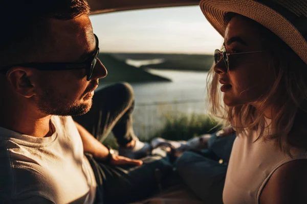 Homem Mulher Relaxando Dentro Tronco Carro Desfrutando Viagem Fim Semana — Fotografia de Stock