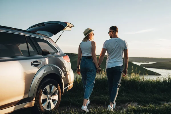 Dois Jovens Felizes Viajantes Desfrute Viagem Carro Perto Canyon — Fotografia de Stock