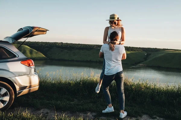 Kaksi Nuorta Onnellista Matkailijaa Nauttivat Road Trip Autolla Lähellä Kanjonia — kuvapankkivalokuva