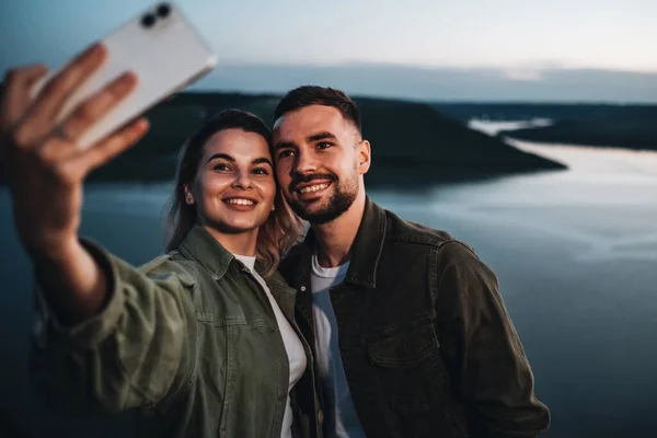 Dos Jóvenes Felices Viajeros Haciendo Selfies Atardecer Junto Cañón —  Fotos de Stock