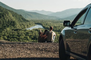 Genç Gezgin Çift Yolculukta, Erkek ve Kadın Güzel Manzara Üzerinde Arabalarıyla Keyifli Yolculuk Ediyor