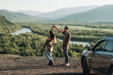 Genç Gezgin Çift Yolculukta, Erkek ve Kadın Güzel Manzara Üzerinde Arabalarıyla Keyifli Yolculuk Ediyor