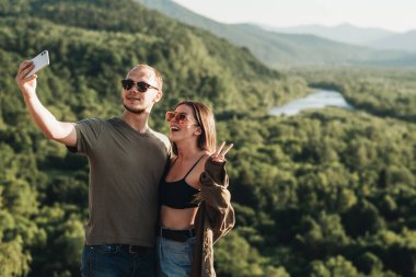 Genç Gezgin Çift Seyahatte, Erkek ve Kadın Güzel Manzaranın Üzerinde Keyifli Yolculuk