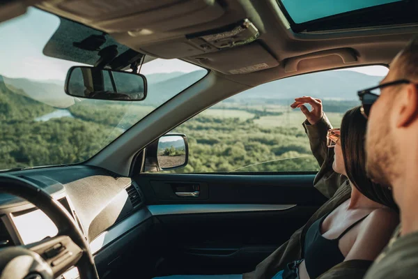 Jong Paar Road Trip Man Duiken Auto Met Vrouw Zitten — Stockfoto
