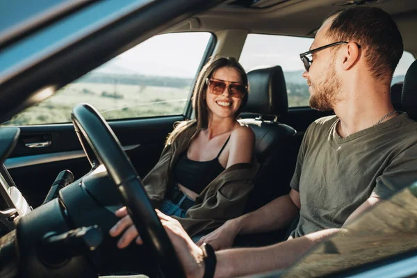 Junges Paar Auf Roadtrip Mann Springt Auto Und Frau Sitzt — Stockfoto