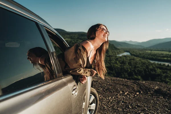 Mujer Viajera Joven Viaje Por Carretera Chica Disfrutando Viaje Coche —  Fotos de Stock
