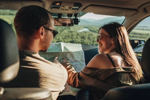 Casal Carro Vai Viagem Homem Mulher Usando Mapa — Fotografia de Stock