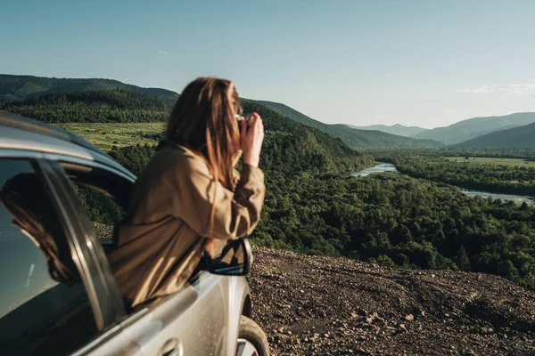 Mujer Viajera Joven Viaje Por Carretera Chica Disfrutando Viaje Coche —  Fotos de Stock