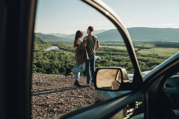 Young Traveler Couple Road Trip Man Woman Enjoying Journey Car — Stock Photo, Image