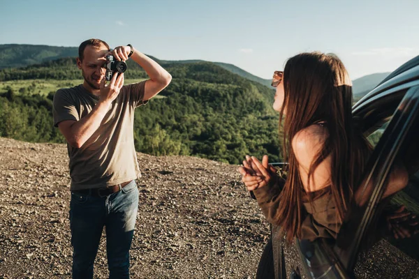 Young Traveler Couple Road Trip Man Making Photo Woman Enjoying — 스톡 사진