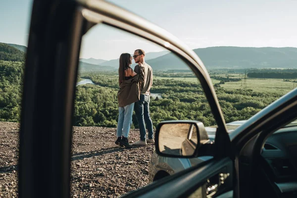 Jovem Casal Viajante Viagem Carro Homem Mulher Desfrutando Viagem Seu — Fotografia de Stock