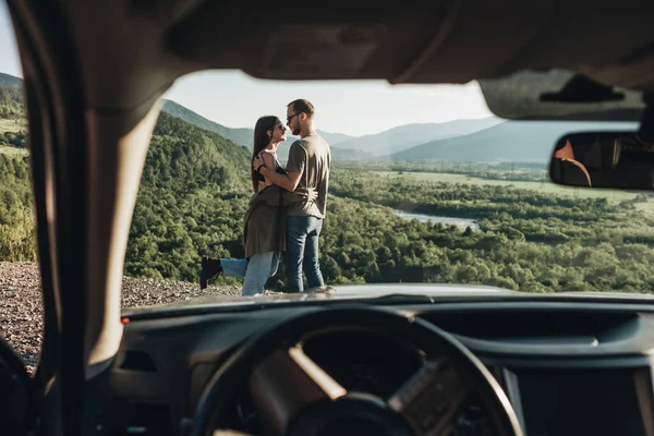 Genç Gezgin Çift Yolculukta Erkek Kadın Güzel Manzara Üzerinde Arabalarıyla — Stok fotoğraf