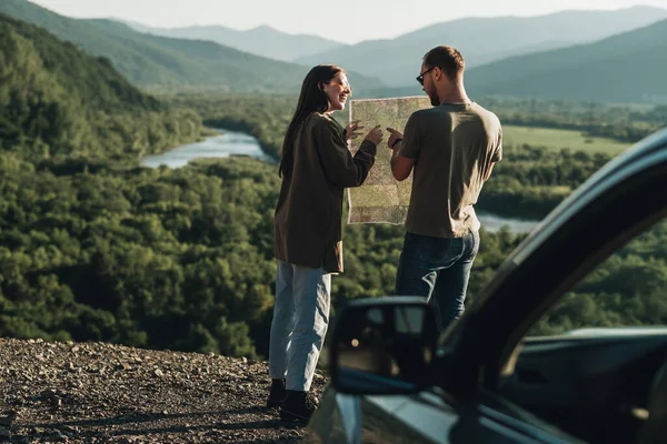 Reisepaar Auf Roadtrip Mann Und Frau Nutzen Landkarte Auf Fahrt — Stockfoto