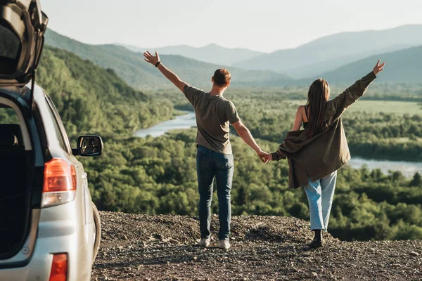 Young Traveler Couple Road Trip Man Woman Enjoying Journey Car — Stock Photo, Image