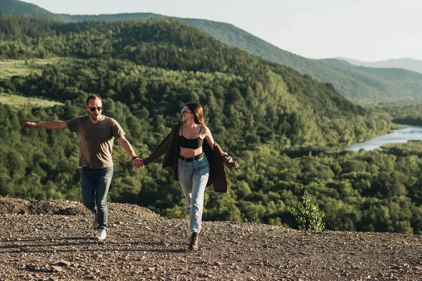 Genç Gezgin Çift Seyahatte Erkek Kadın Güzel Manzaranın Üzerinde Keyifli — Stok fotoğraf