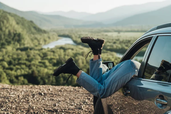 Kız Ayaklarını Arabadan İndir, Genç Kadın Keyifli Yolculuk