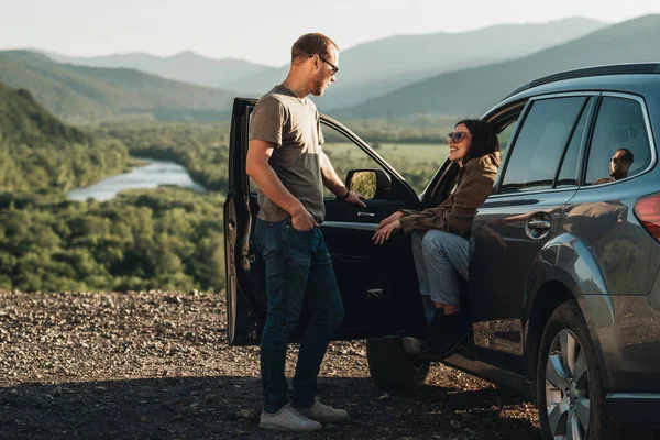 Pareja Joven Viajero Viaje Por Carretera Hombre Mujer Disfrutando Viaje —  Fotos de Stock