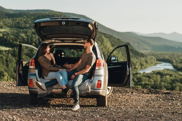 Nuori Matkustaja Pari Road Trip Mies Nainen Istuu Avattu Runko — kuvapankkivalokuva