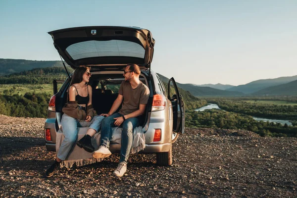 Young Traveler Couple Road Trip Man Woman Sitting Opened Trunk — Stock Photo, Image