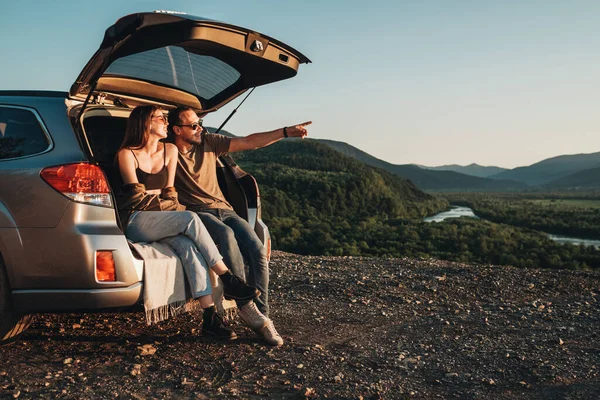 Young Traveler Couple Road Trip Man Woman Sitting Opened Trunk — Stock Photo, Image