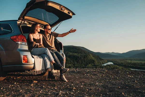 Young Traveler Couple Road Trip Man Woman Sitting Opened Trunk — Stock Photo, Image